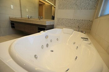 Saar Villa Bathroom1